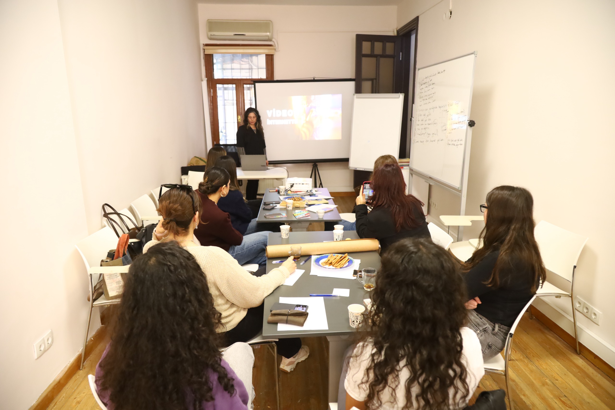 Genç kadınlar şiddete karşı birlikte üretiyor